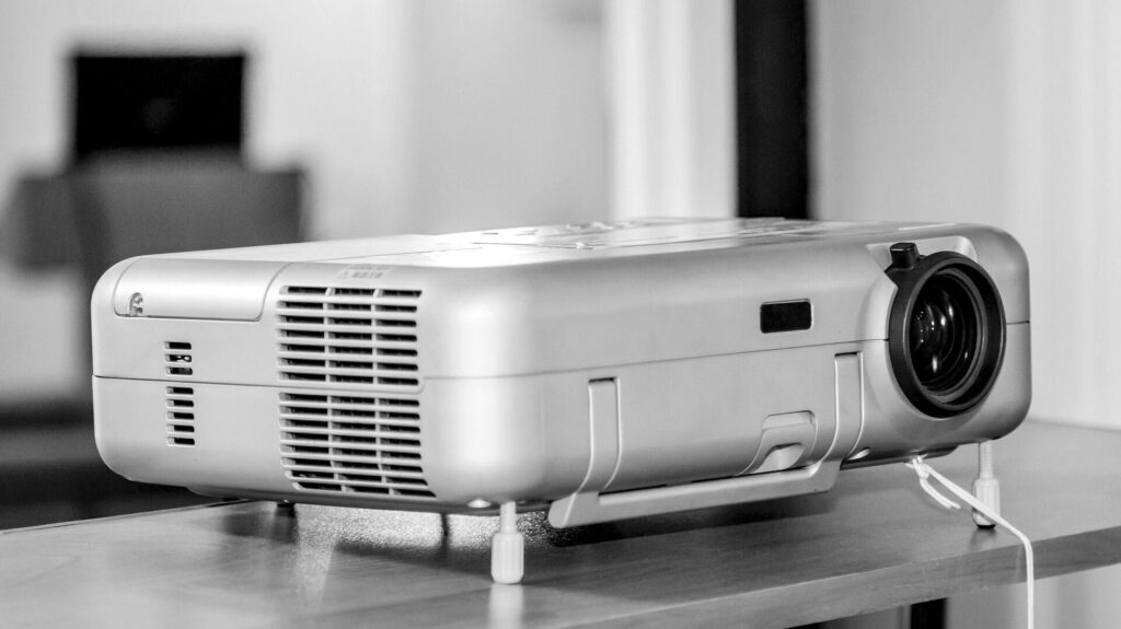 Was ist besser: Beamer oder TV-Gerät? Jetzt informieren 2 Ein tragbarer Beamer ist praktisch und im Gegensatz zu einem Fernseher flexibel.