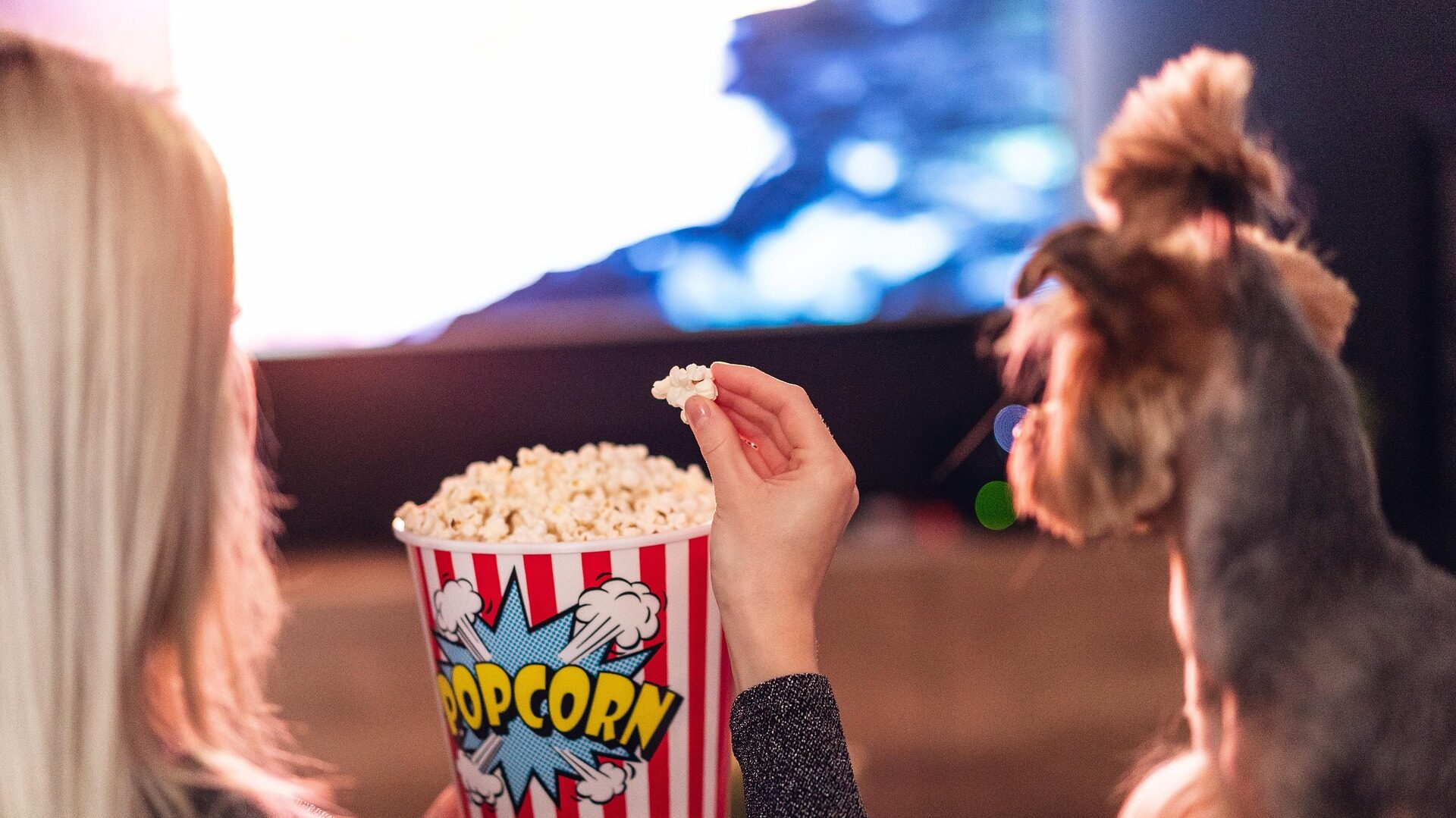 Warum Binge-Watching so süchtig macht - Mit Binge-Tipps 2 Ein gemütlicher Serienmarathon für alle Haushaltsmitglieder.