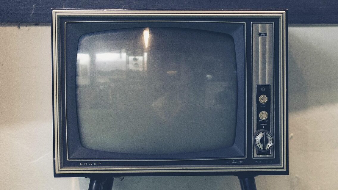 Fernsehen früher und heute: vom Straßenfeger bis Streaming 1 Ein alter Röhrenfernseher.