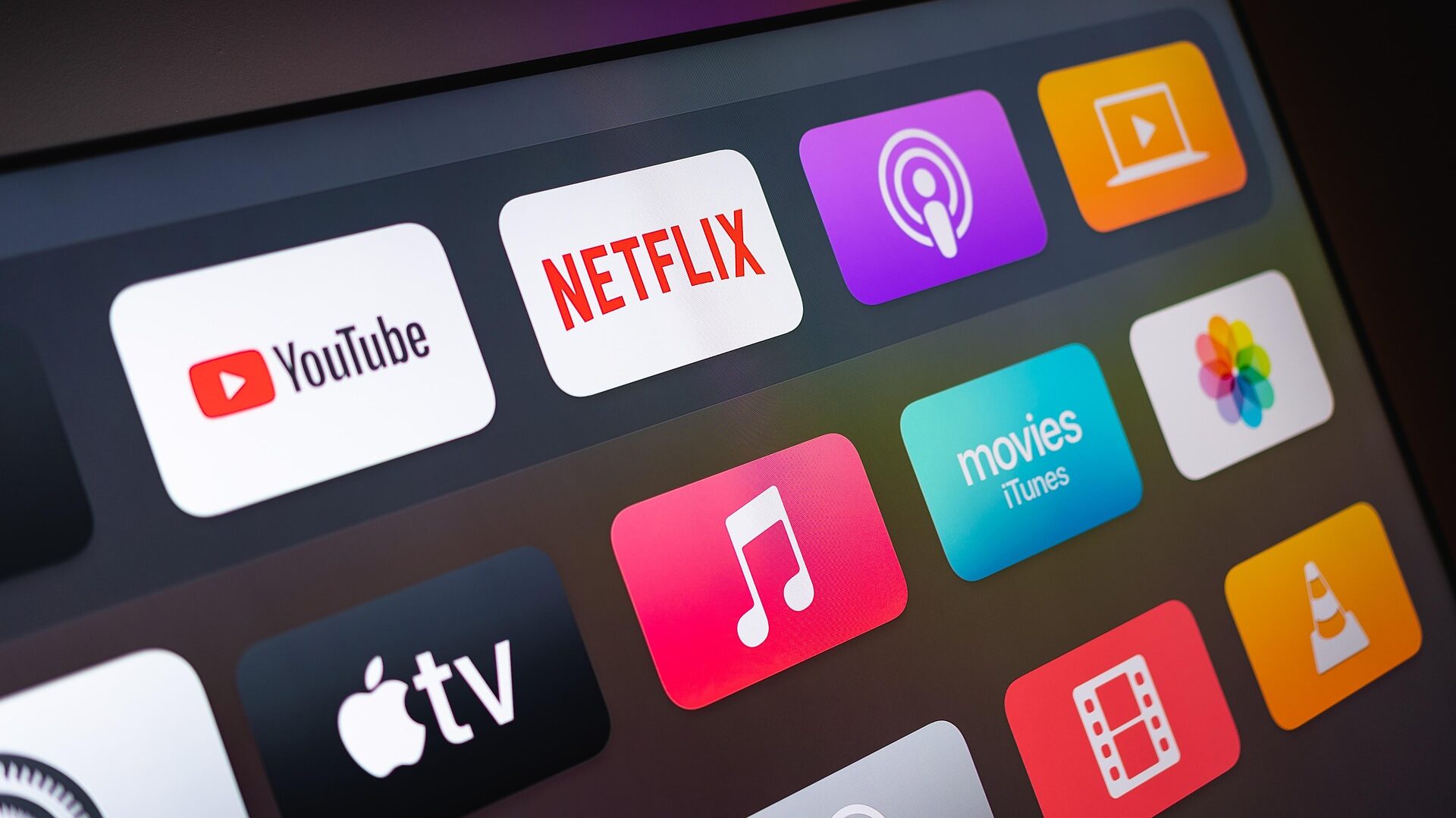 Fernsehen früher und heute: vom Straßenfeger bis Streaming 2 Fernsehen immer und überall: Filme und Serien kann man heute auf zahlreichen Geräten streamen.