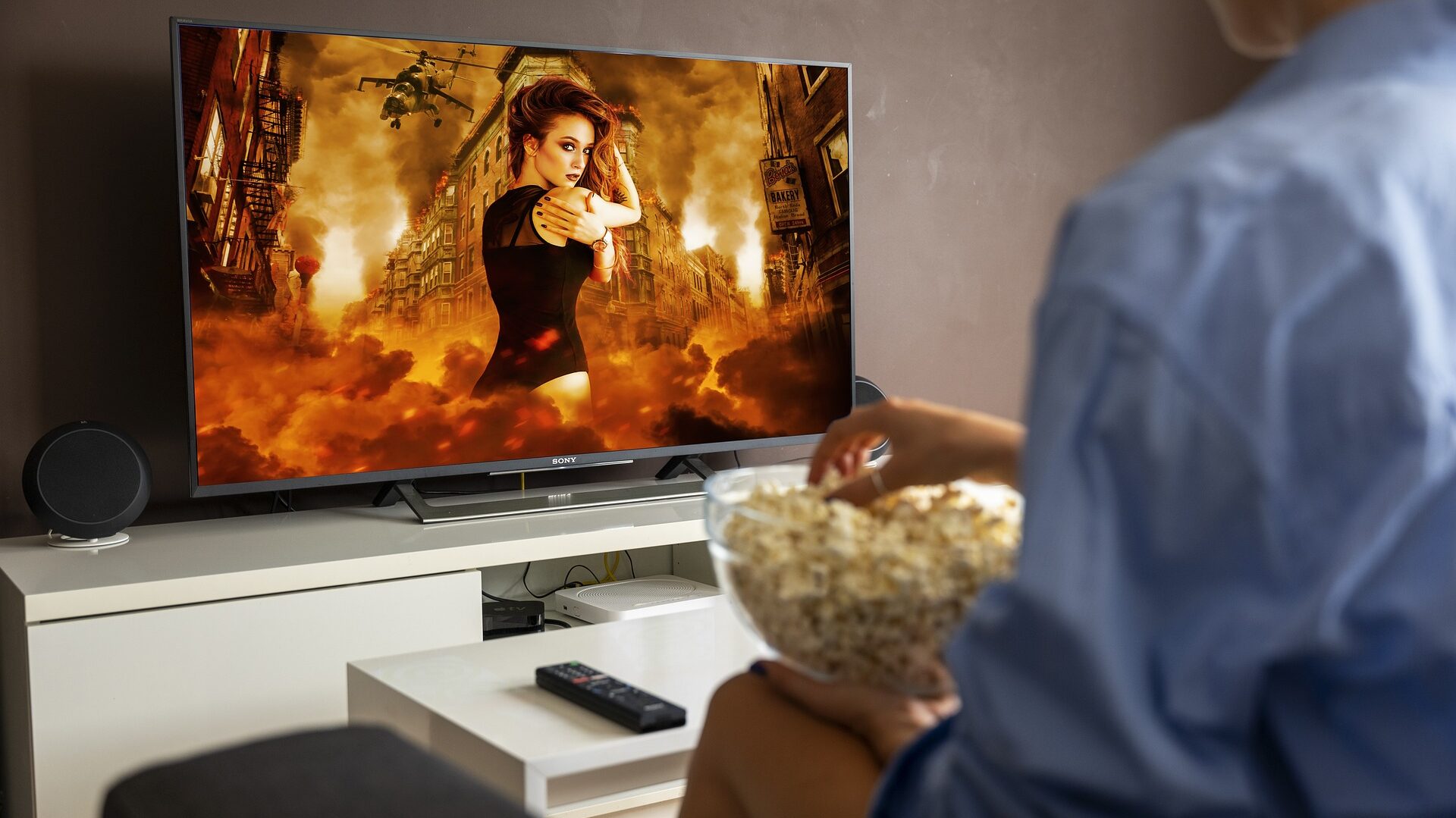 Was ist besser: Beamer oder TV-Gerät? Jetzt informieren 3 Machen Sie es sich in Ihrem idealen Heimkino gemütlich.