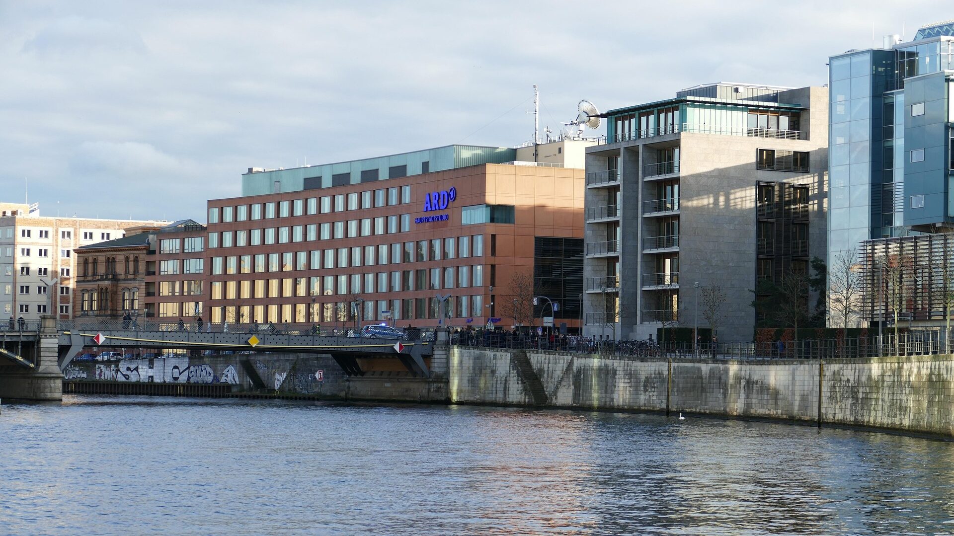 Alle Sender ARD – Überblick über Programme, Sender und Empfang 3 Das ARD-Hauptstadtstudio in Berlin.