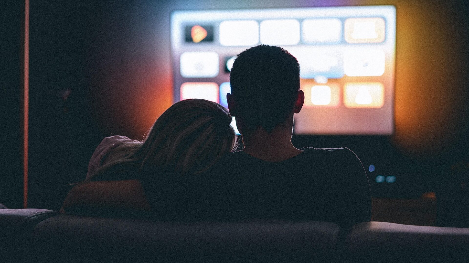 Sat.1 Live Stream: So schauen Sie SAT.1 kostenlos online 1 Ein gemütlicher Fernsehabend zu zweit.