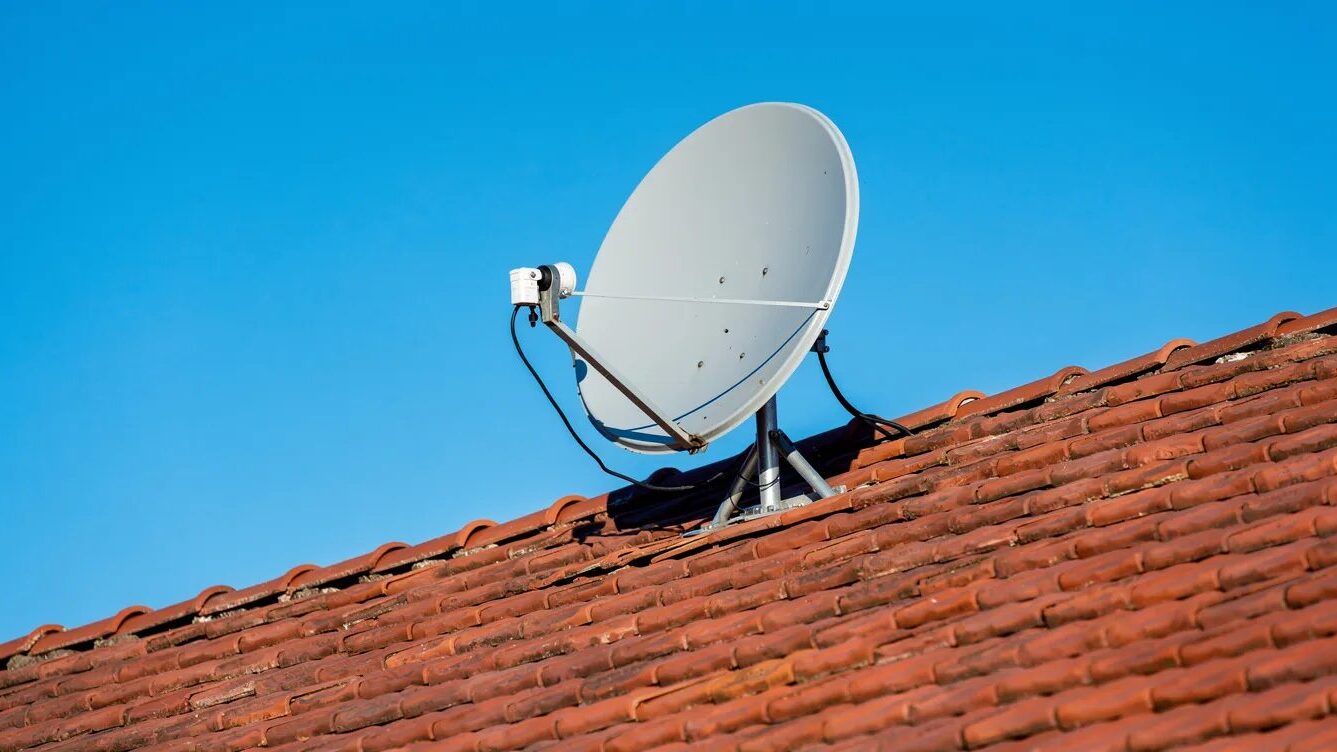 RTL NITRO – Programm, Livestream & Empfang im Überblick 3 Satellit auf Hausdach.