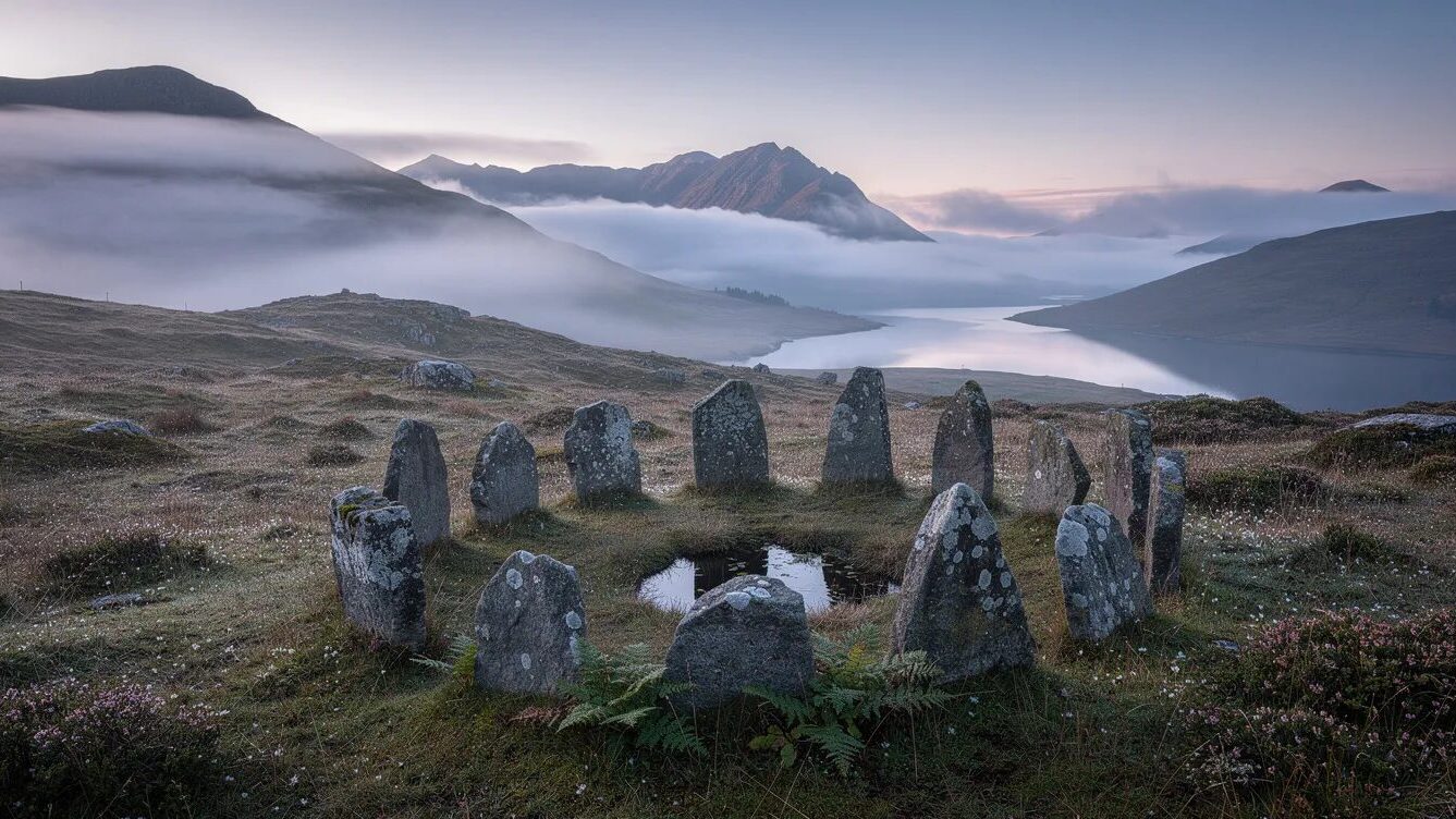 Besetzung von Outlander: Alle wichtigen Schauspieler:innen und Figuren im Überblick 1 Steinkreis in der Dämmerung