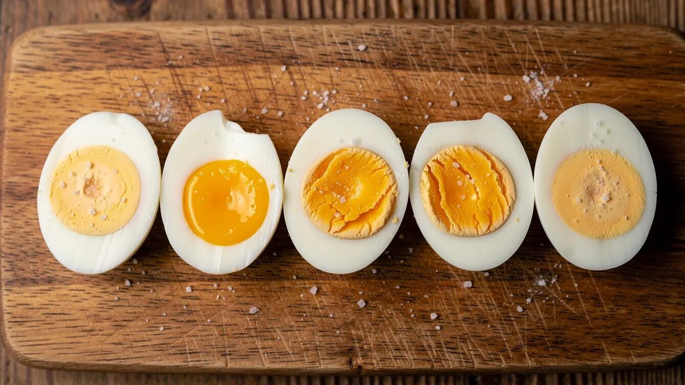 Eier kochen: Zeiten, Methoden und praktische Tipps für jedes Frühstücksei 1 Die Kochzeit ist beim Eier kochen entscheidend.