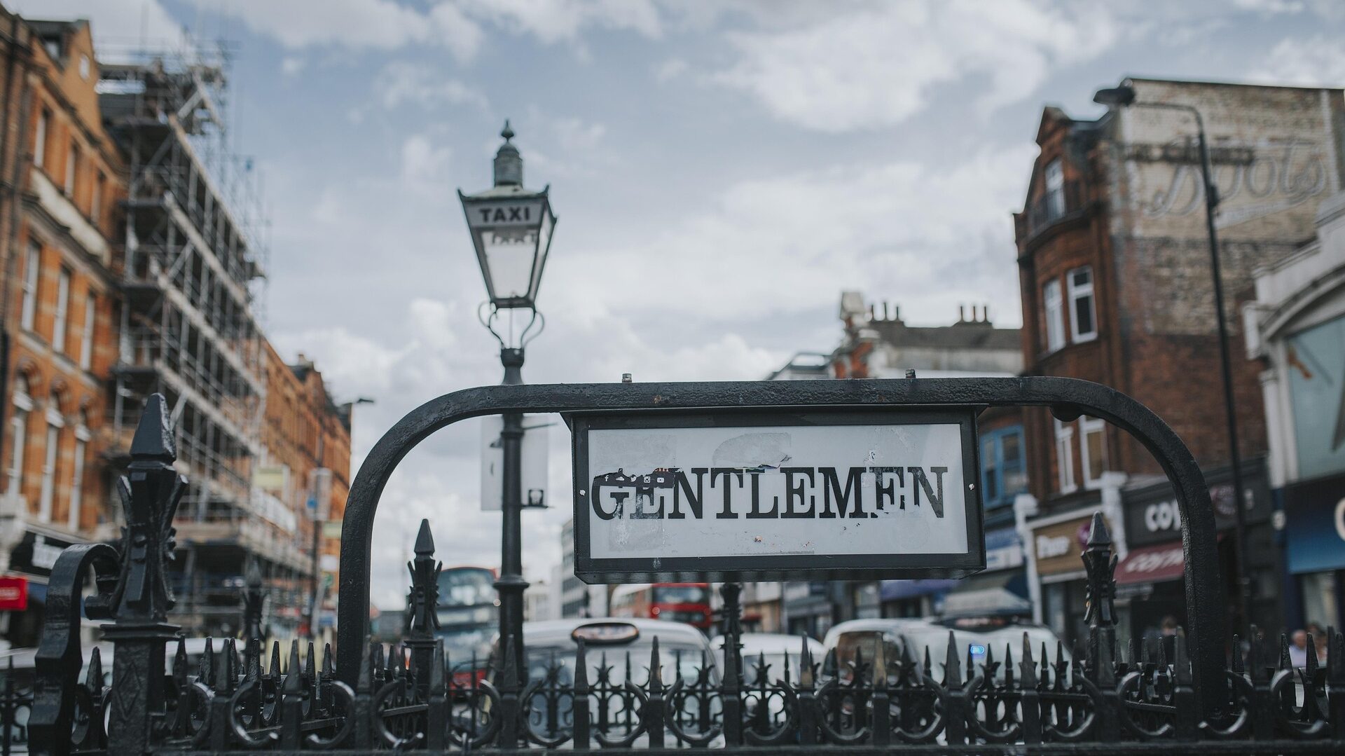 Besetzung von The Gentlemen: Film (2019) & Netflix-Serie (2024) 1 Stadtansicht von London.