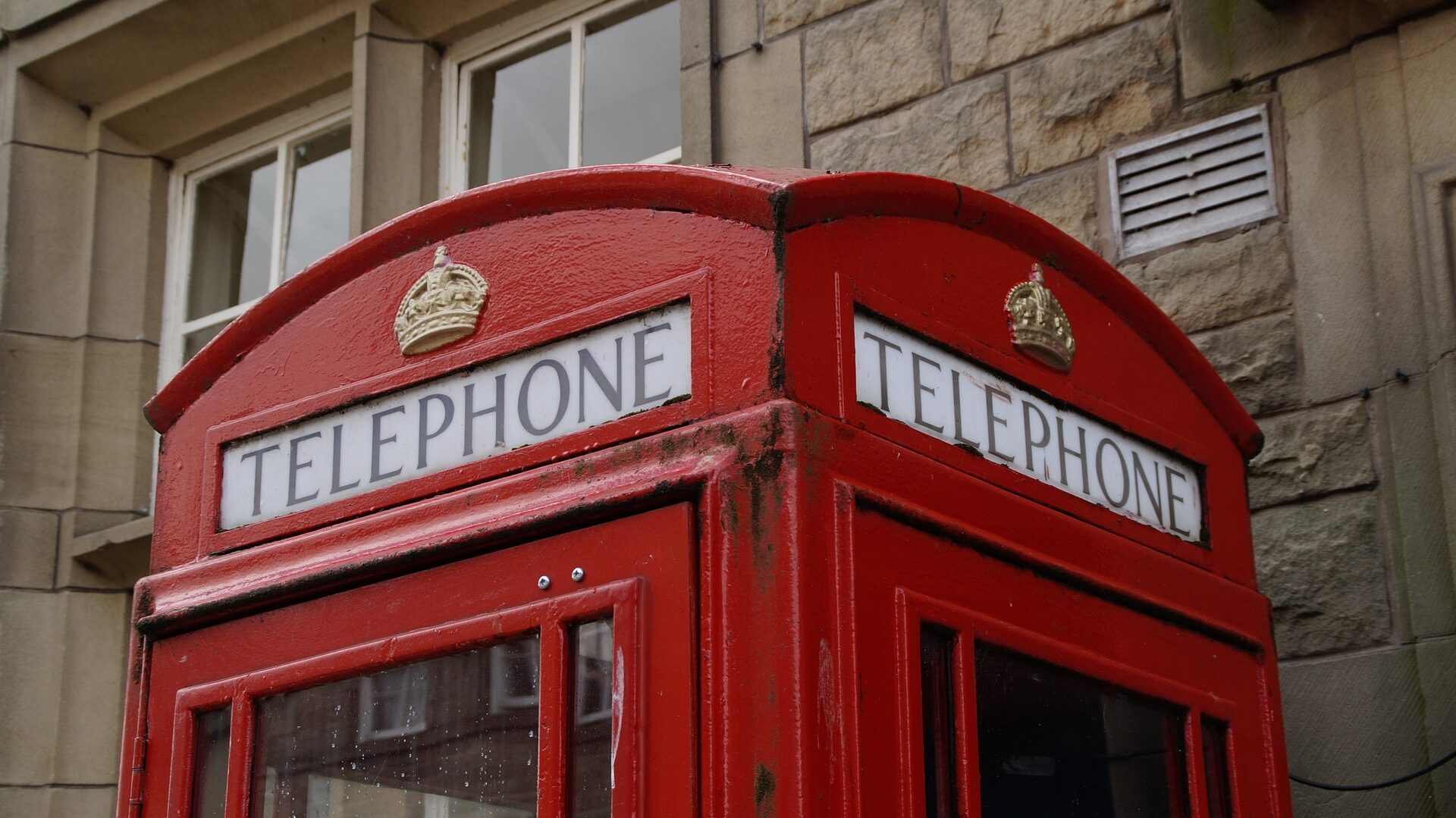 Zwei an einem Tag (Netflix-Serie): Liebe, Verlust und ein Datum, das alles verändert 3 Eine traditionelle englische Telefonzelle.