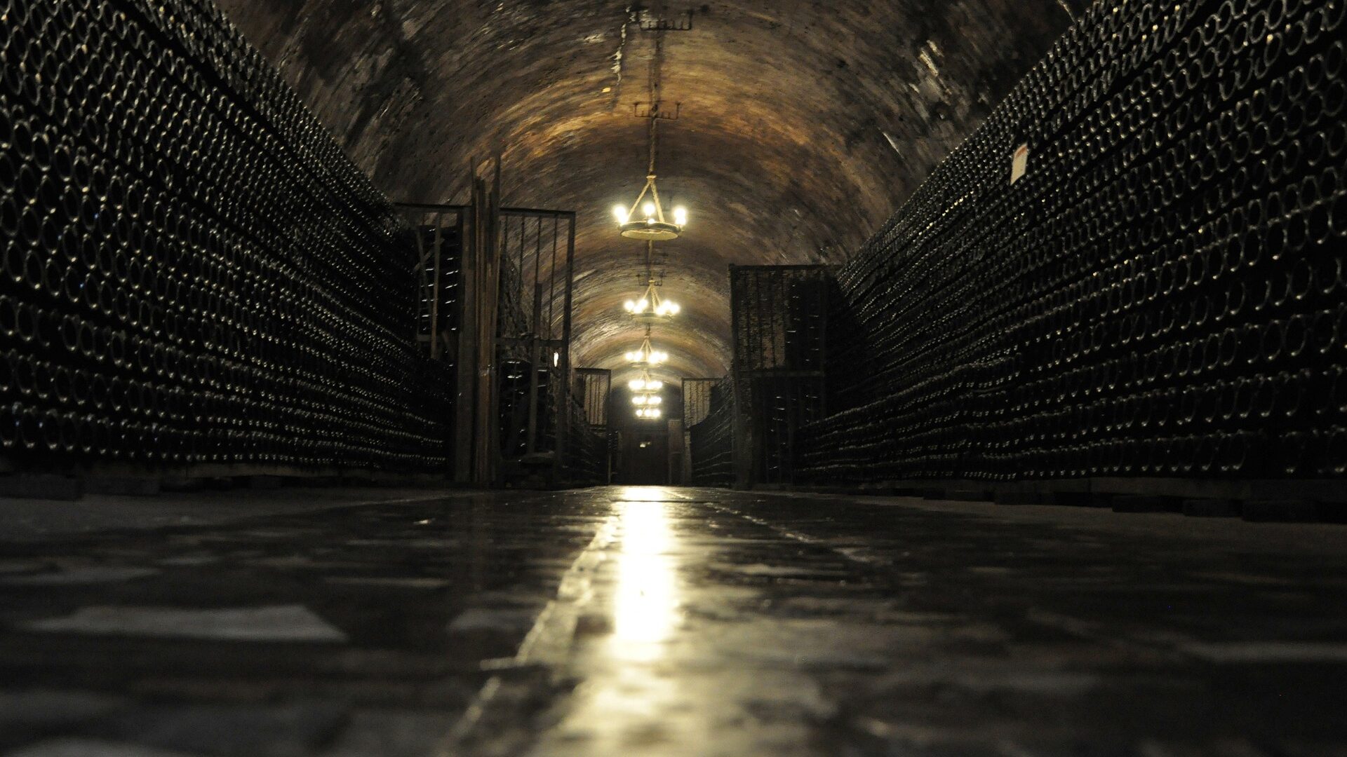 Besetzung von Stranger Things: Alle wichtigen Darsteller im Überblick 4 Düstere verlassene Fabrikhalle.