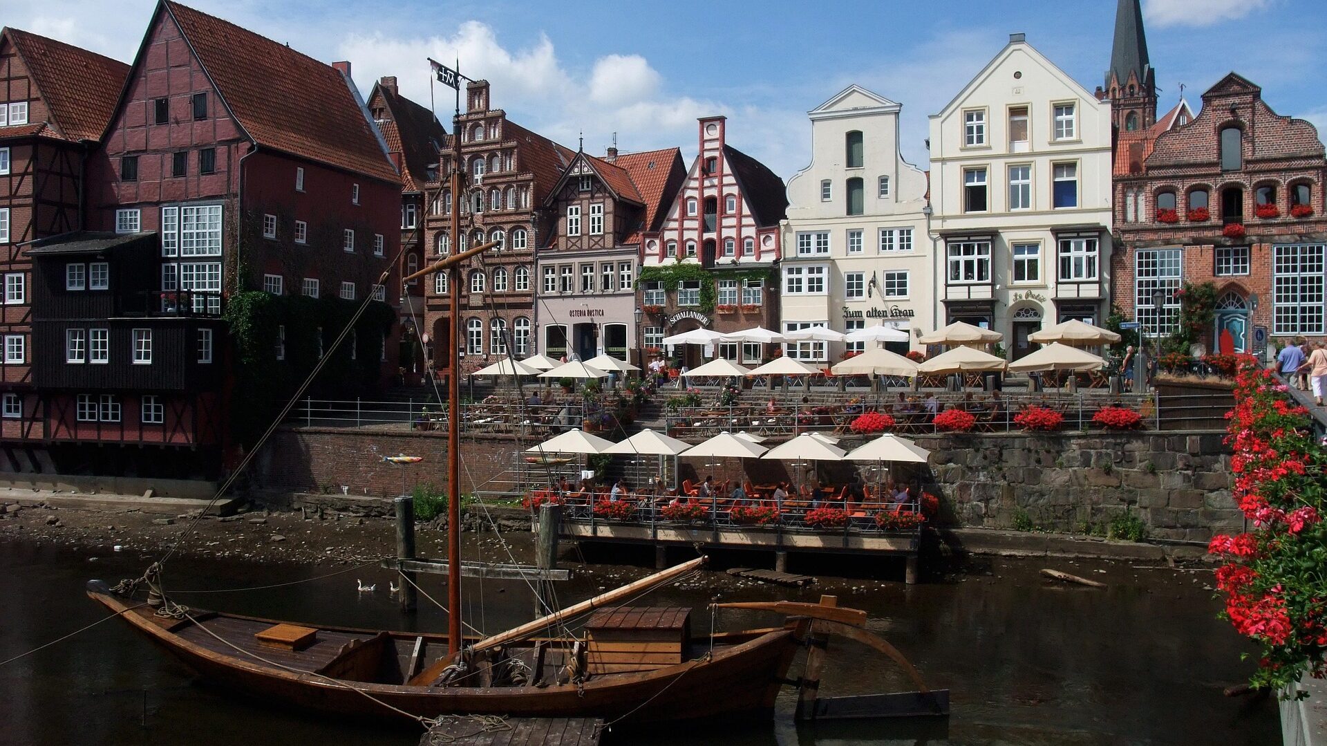 Serie „Rote Rosen” – Alles zur ARD-Telenovela aus Lüneburg 2 Die Serie Rote Rosen - Altstadt von Lüneburg mit Hafenbecken.