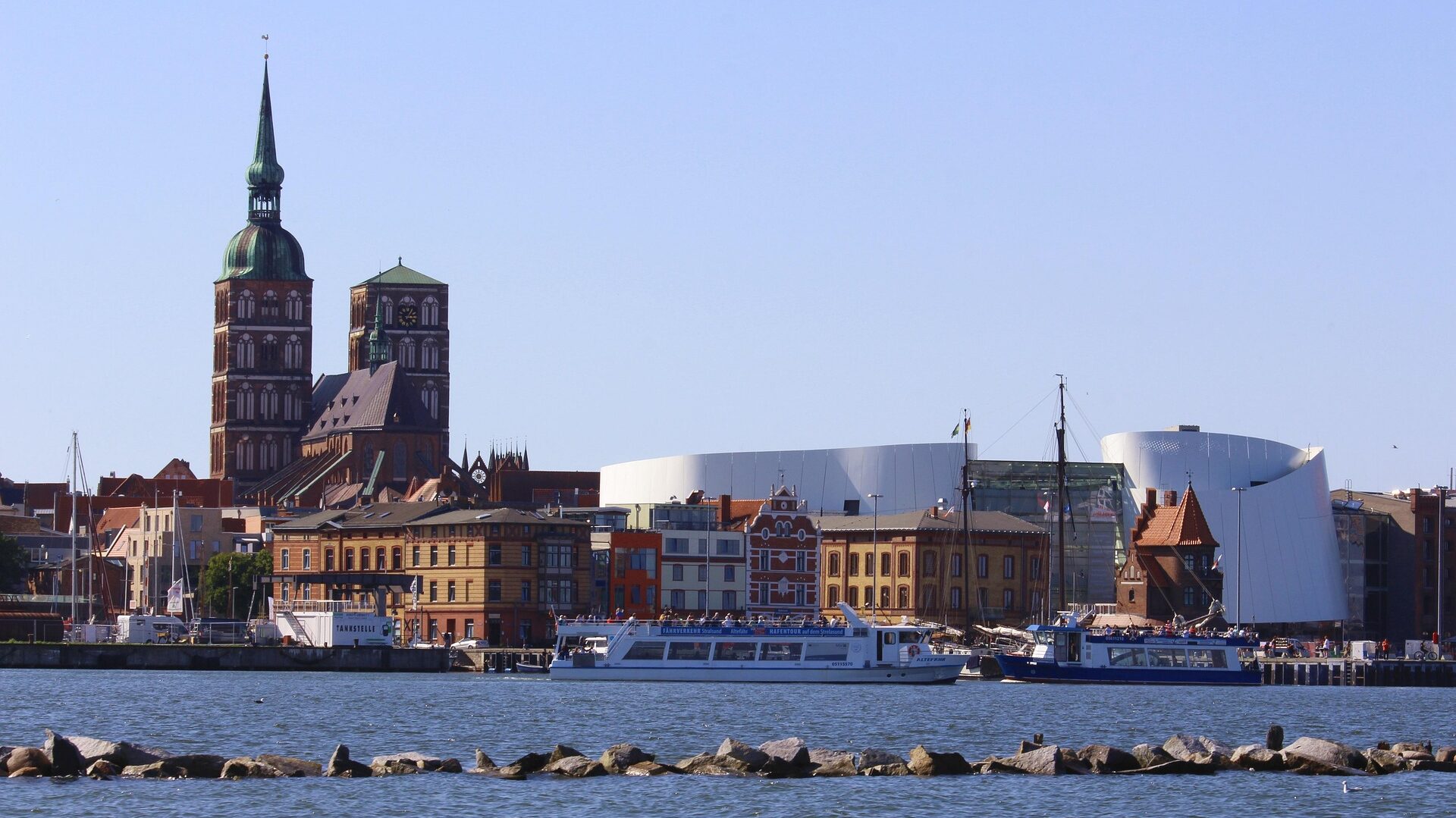 Praxis mit Meerblick: Alle Infos zur ARD-Ärzteserie rund um Nora Kaminski 2 Stralsund ist neben Berlin und Rügen ein weiterer Drehort.