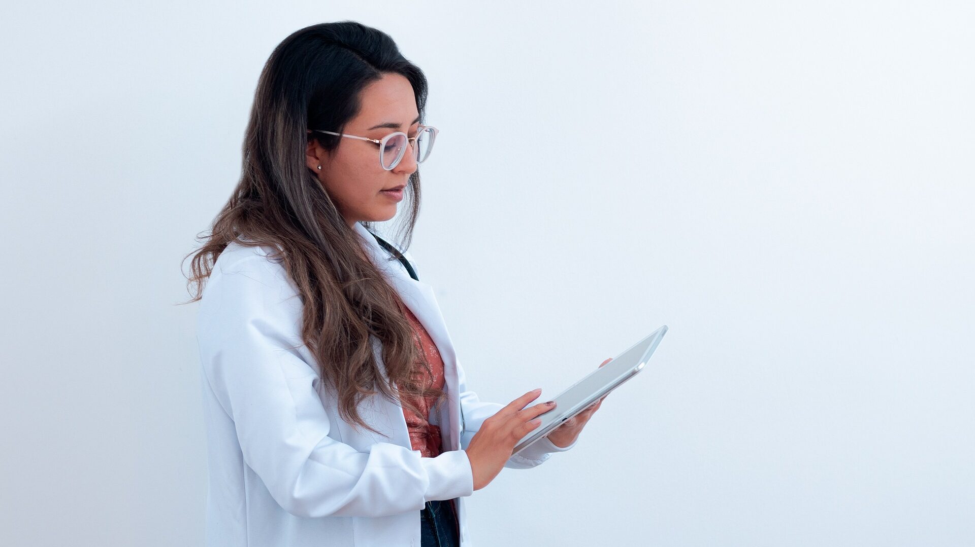 Dr. Pimple Popper: Alles über Dr. Sandra Lee, ihre Serien und spektakuläre Hautfälle 3 Ärztin mit Krankenblatt.