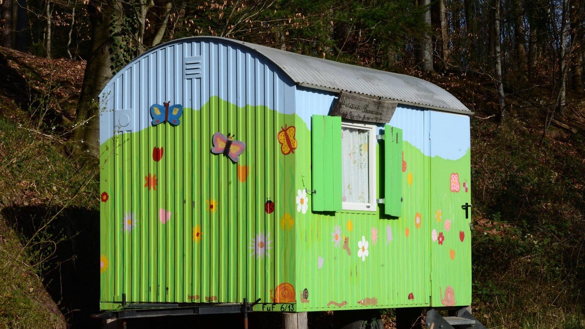 ZDF „Löwenzahn” – Alle Infos zur Kult-Kindersendung 2 Ein gemütlicher Bauwagen als Zuhause.
