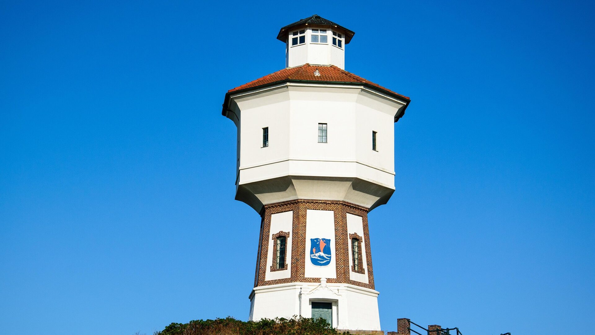 Ostfriesenhölle – Roman, Hörbuch & Verfilmung im Überblick 4 Wahrzeichen von Langeoog: Der Wasserturm.