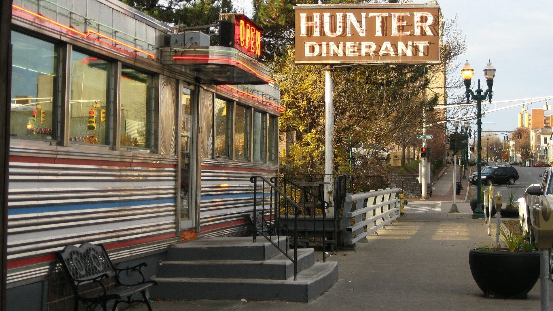 Immer wieder Jim: Infos zur Kult-Sitcom, Besetzung, Streaming & Hintergründe 3 Diner in einer typischen amerikanischen Kleinstadt.