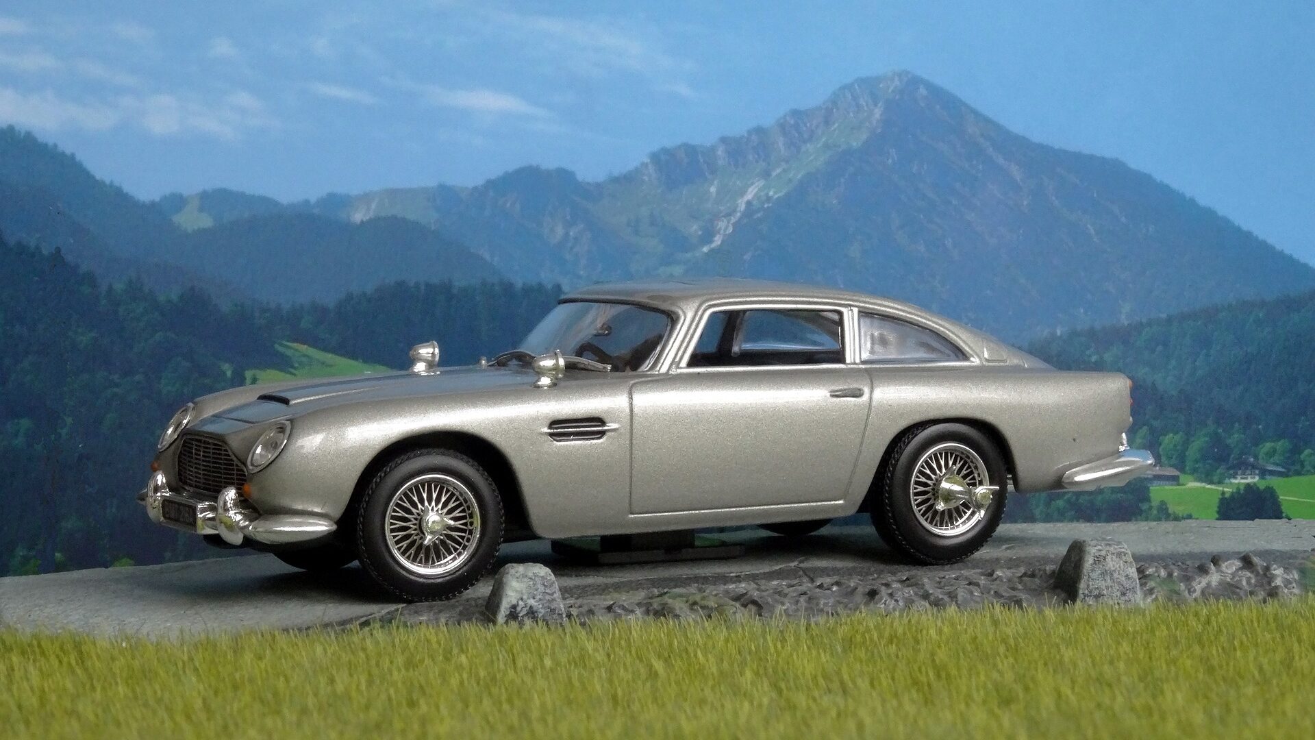 Casino Royale: James Bond 007 neu definiert 1 Ashton Martin in Silber.