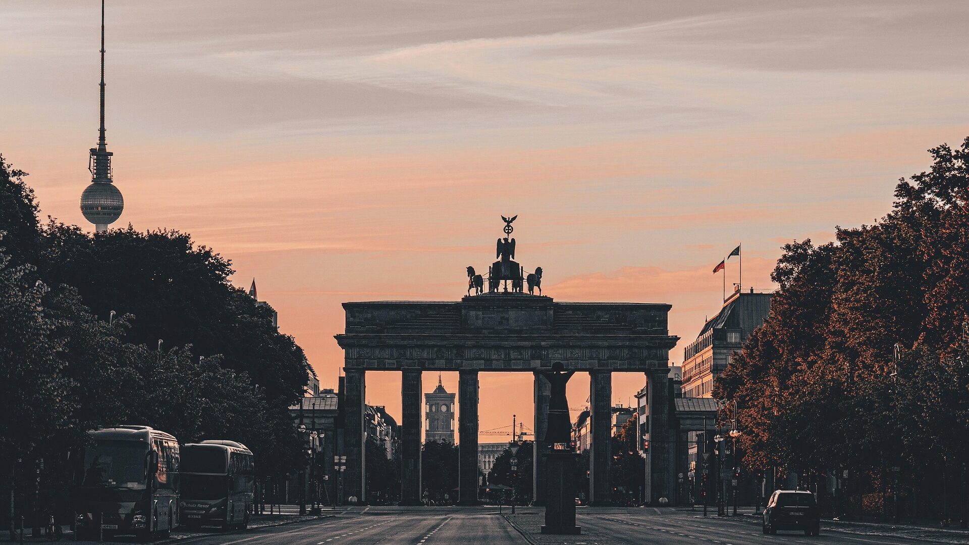 Berlin Tag und Nacht: Alles zur Kult-Soap auf RTL II 1 Berlin Tag und Nacht - Sonnenuntergang am Brandenburger Tor