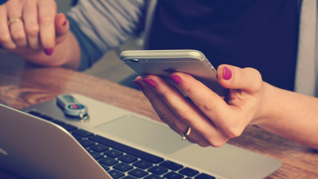 Störung Vodafone Melden: So bekommst du schnell wieder Internet, Telefon & TV 28 iPhone Laptop edited