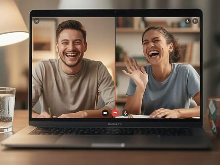 Trinkspiele zu zweit: Die besten Ideen für Paare, WG-Buddys & Online-Dates