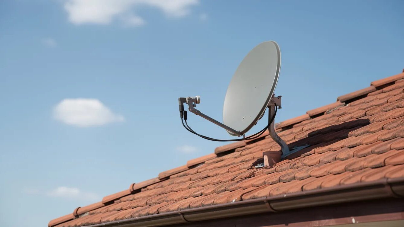 Digitales Fernsehen: Empfangswege, Technik und aktuelle Standards in Deutschland 3 Satellitenschüssel.