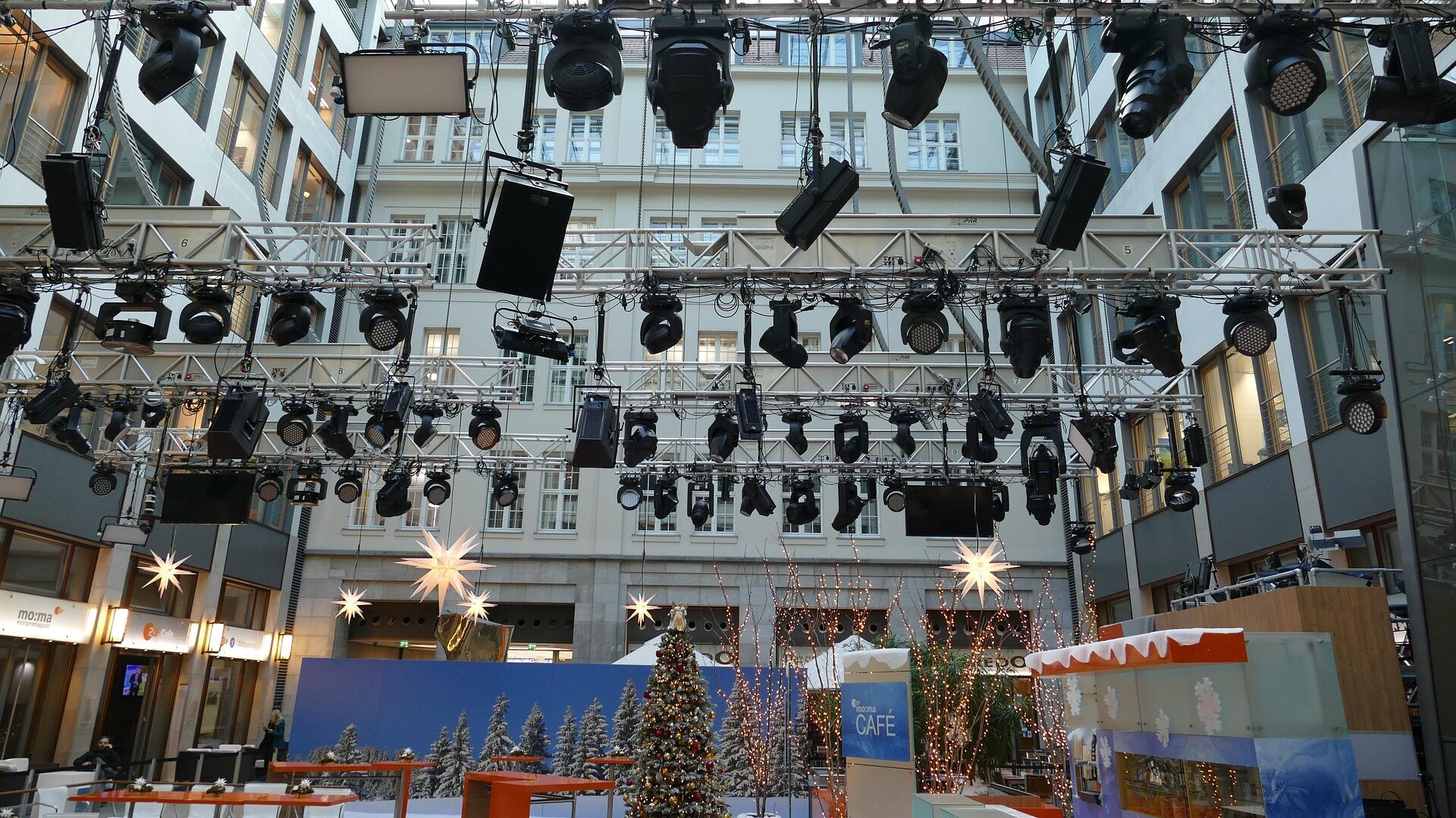 ZDF Morgenmagazin: Sendung, Studio, Events & Sport-Schwerpunkte 1 ZDF Morgenmagazin: Fernsehstudio in Berlin.